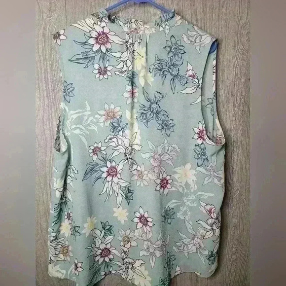 Van Heusen sleeveless floral blouse. Size XXL . 100% polyester. - Picture 5 of 6